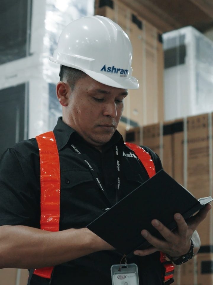 Supervisor de Ashram Logistics revisando documentación de mercancía en bodega