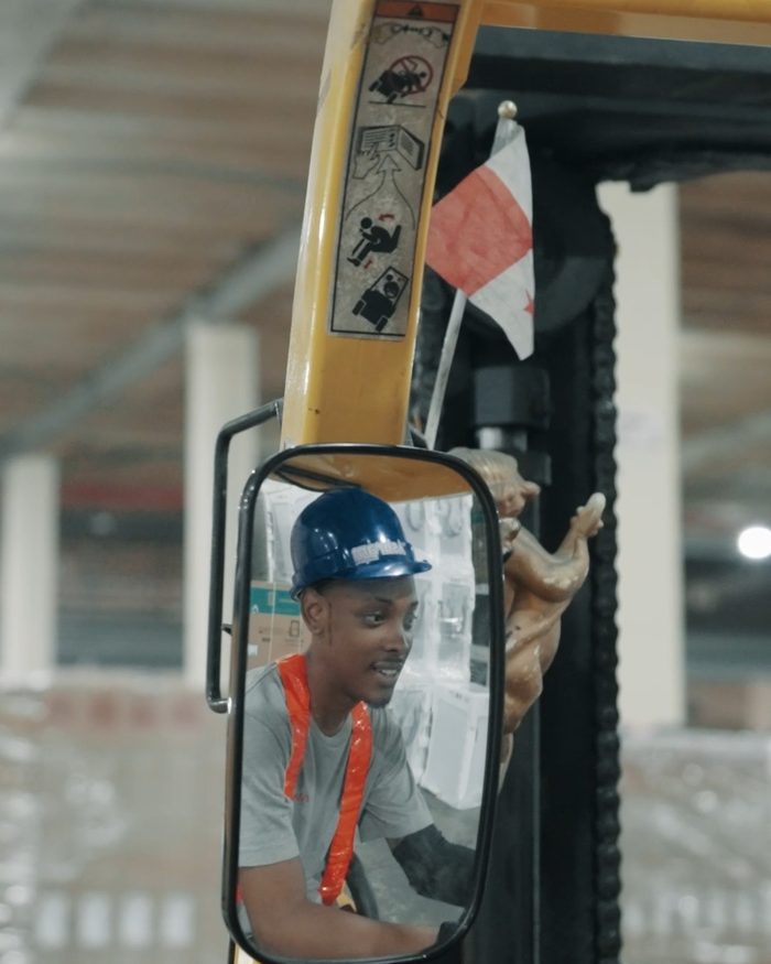 Operador de montacargas reflejado en el espejo retrovisor del equipo