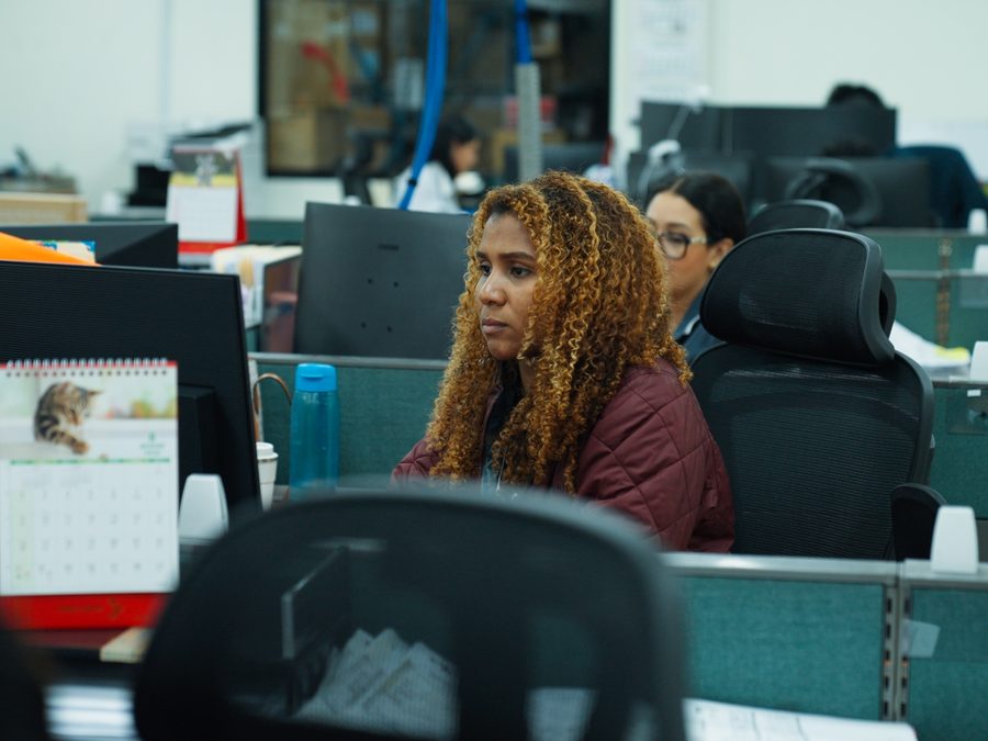 Equipo administrativo de Ashram Logistics coordinando operaciones desde oficinas