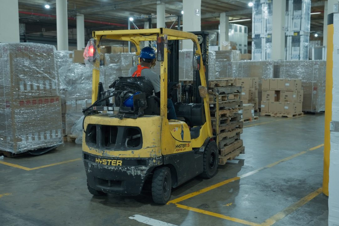 Montacargas trasladando pallets dentro de la bodega