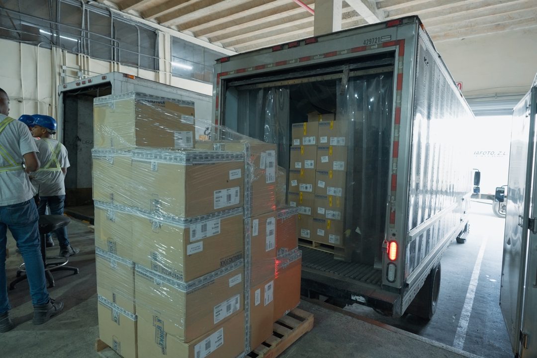 Pallets de mercancía consolidados para su carga en camión