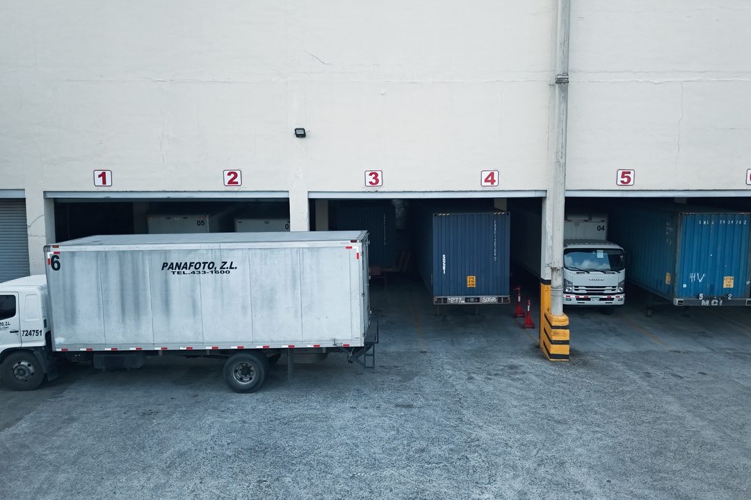 Muelles numerados de Ashram Logistics con contenedores posicionados para descarga