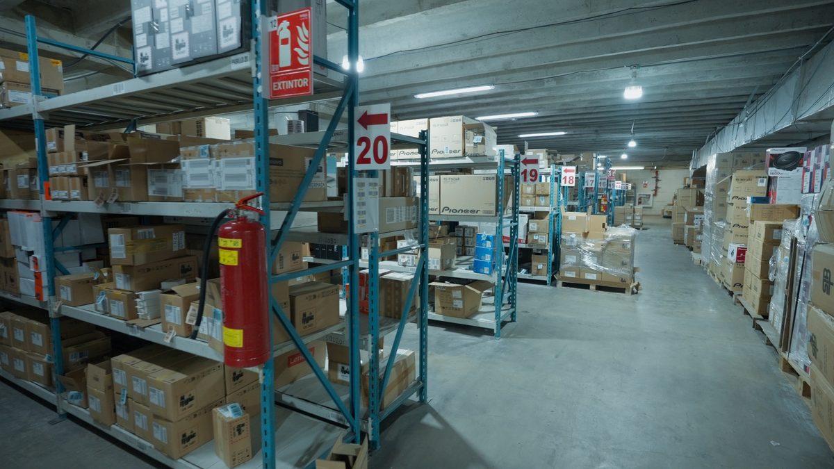 Pasillo de racks con ubicaciones numeradas para el control de inventario